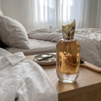 Perfume árabe Al Wataniah Ameerati em ambiente elegante
