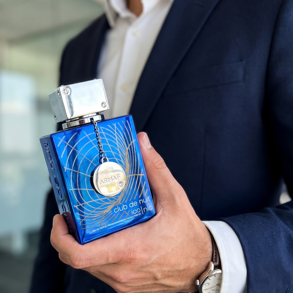 Perfume Armaf Club de Nuit Blue Iconic em mãos com traje social masculino