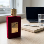 Perfume Asdaaf Ameerat Al Arab sobre mesa em ambiente de trabalho