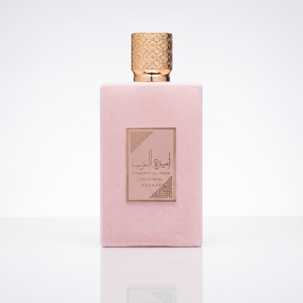 Perfume árabe feminino Asdaaf Ameerat Al Arab Prive Rose EDP 100ml em fundo branco
