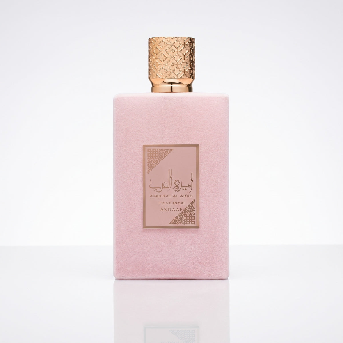 Perfume árabe feminino Asdaaf Ameerat Al Arab Prive Rose EDP 100ml em fundo branco