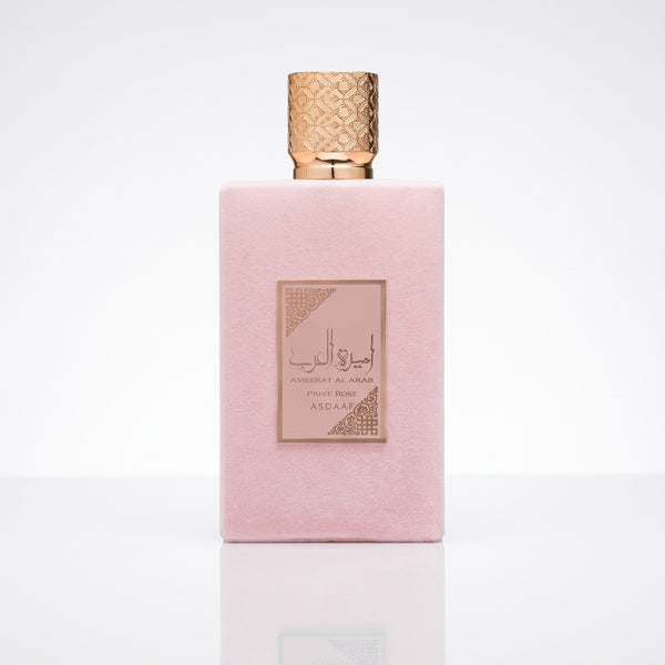 Perfume árabe feminino Asdaaf Ameerat Al Arab Prive Rose EDP 100ml em fundo branco