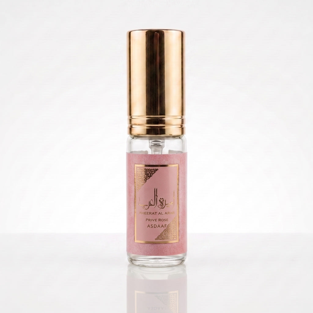 Decant do perfume Asdaaf Ameerat Al Arab Prive Rose EDP feminino em fundo branco