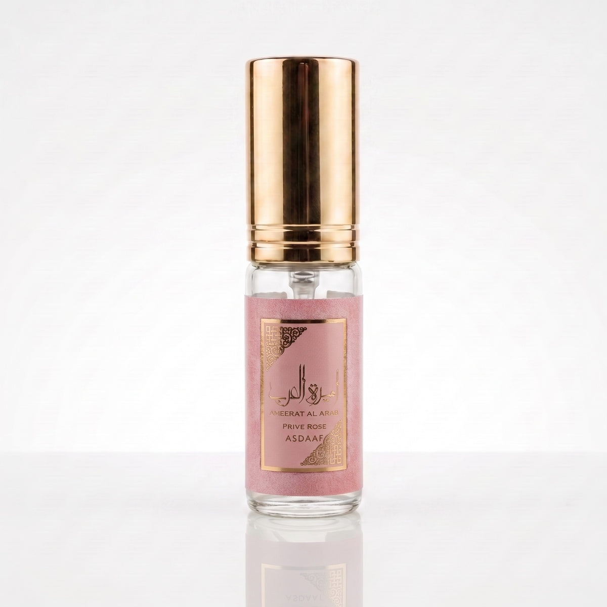 Decant do perfume Asdaaf Ameerat Al Arab Prive Rose EDP feminino em fundo branco