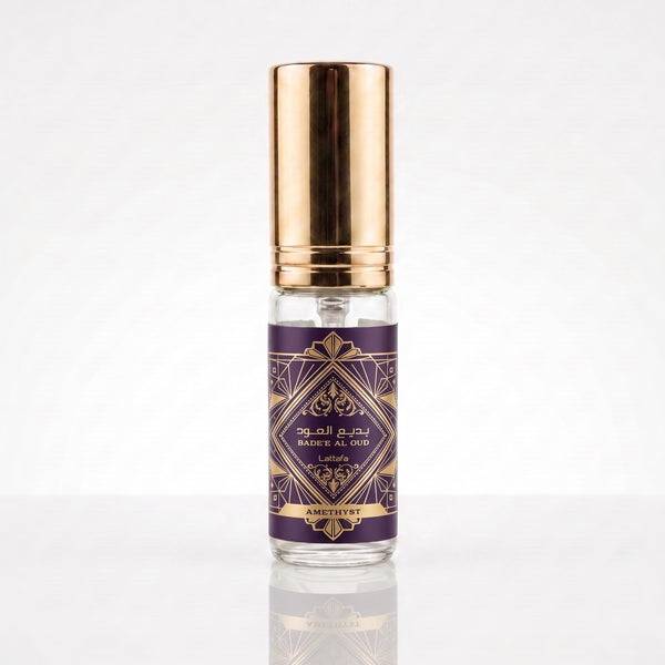 Decant de Lattafa Badee Al Oud Amethyst EDP masculino em frasco transparente com tampa dourada
