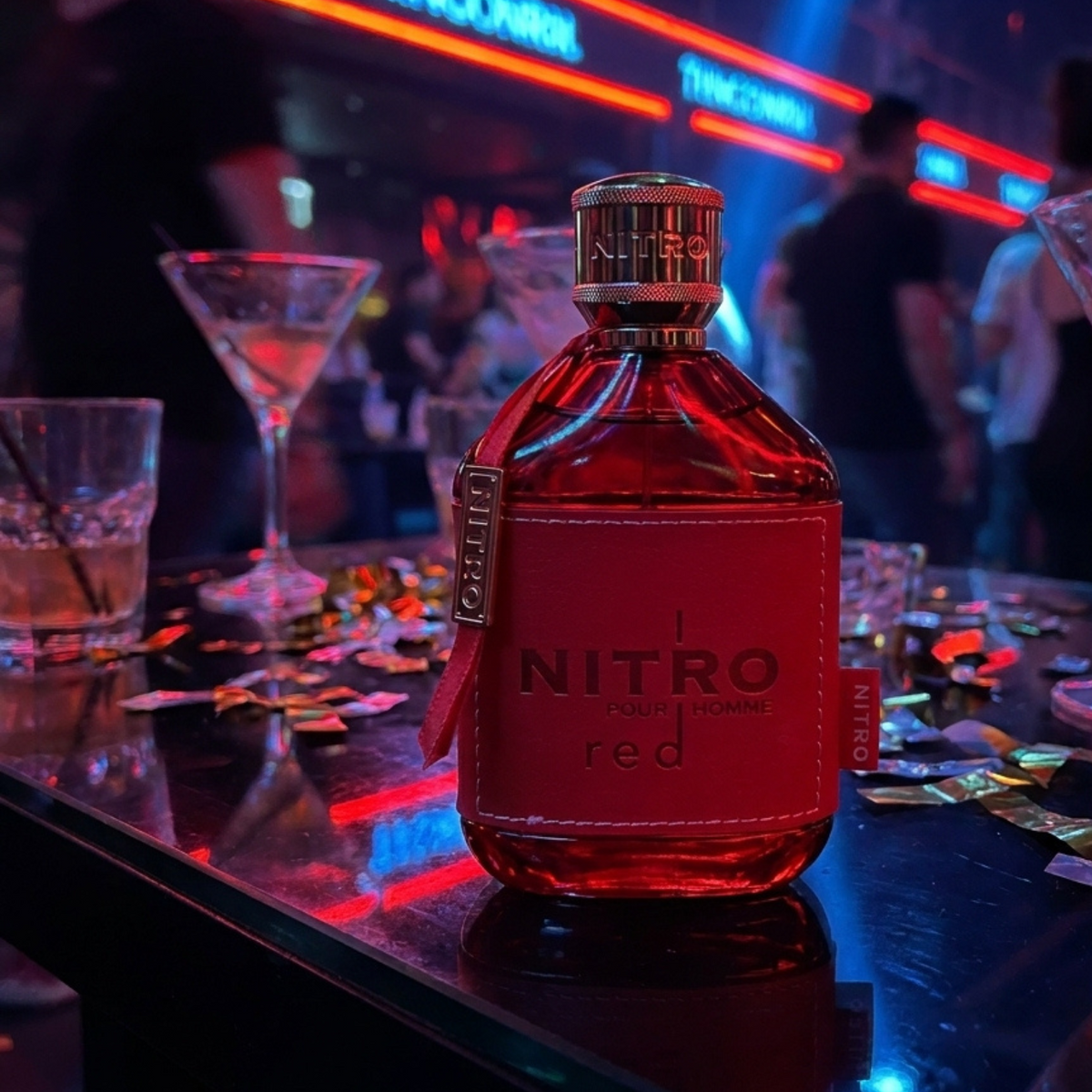 Perfume Dumont Nitro Red em ambiente noturno com iluminação vermelha e azul