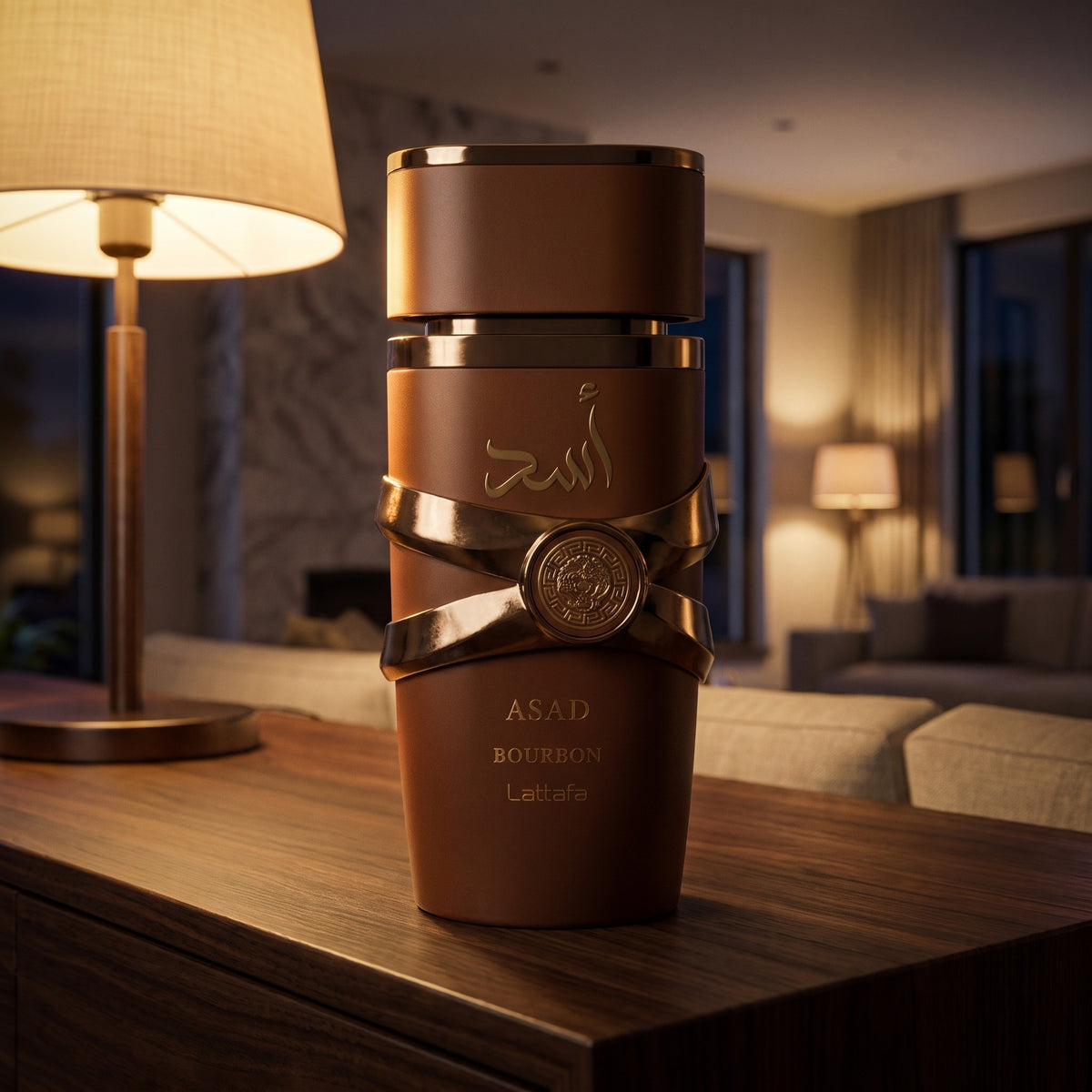 Perfume Lattafa Asad Bourbon sobre móvel de madeira em ambiente noturno com iluminação quente.