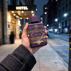 Perfume Lattafa Badee Al Oud Amethyst segurado em ambiente urbano noturno