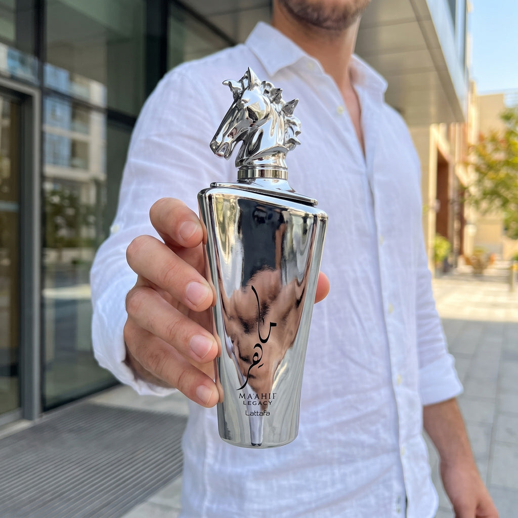 Perfume Lattafa Maahir Legacy segurado em ambiente externo com luz natural