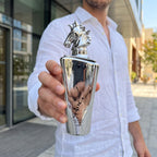 Perfume Lattafa Maahir Legacy segurado em ambiente externo com luz natural