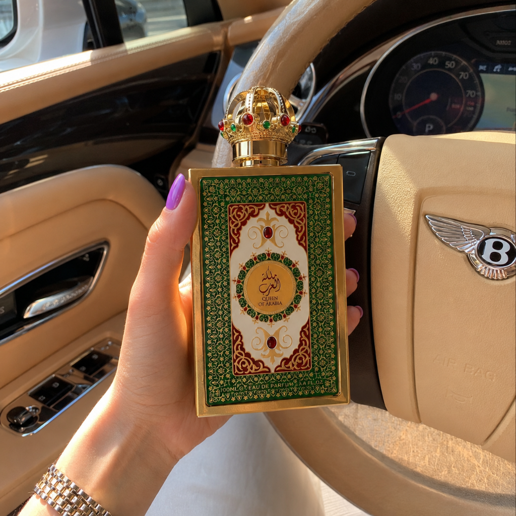 Perfume Lattafa Queen of Arabia sendo segurado dentro de carro de luxo