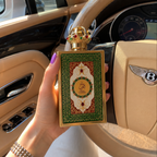 Perfume Lattafa Queen of Arabia sendo segurado dentro de carro de luxo