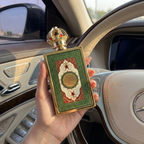 Perfume Lattafa Queen of Arabia sendo segurado dentro de automóvel