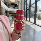 Perfume Lattafa Yara Candy segurado em ambiente interno moderno com luz natural
