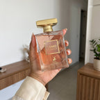 Perfume Maison Alhambra Como Moiselle sendo segurado em ambiente interno