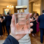 Perfume Maison Alhambra Como Moiselle sendo segurado em evento social
