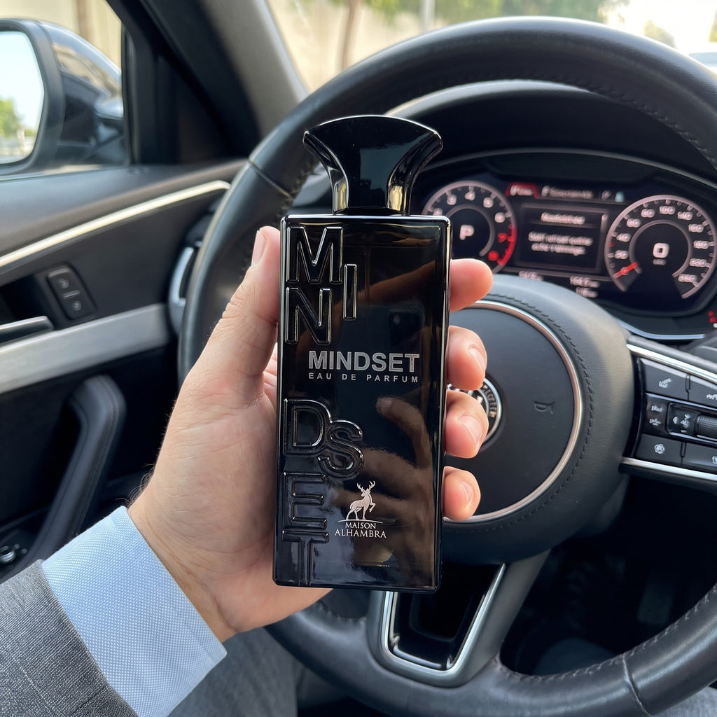 Perfume Maison Alhambra Mindset segurado no interior de um carro