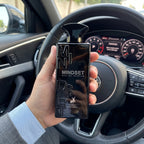 Perfume Maison Alhambra Mindset segurado no interior de um carro