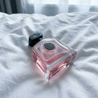 Maison Alhambra Pink Eclipse EDP Feminino sobre tecido branco