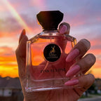 Maison Alhambra Pink Eclipse EDP Feminino em foto de uso ao pôr do sol