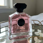Maison Alhambra Pink Eclipse EDP Feminino sobre bandeja espelhada