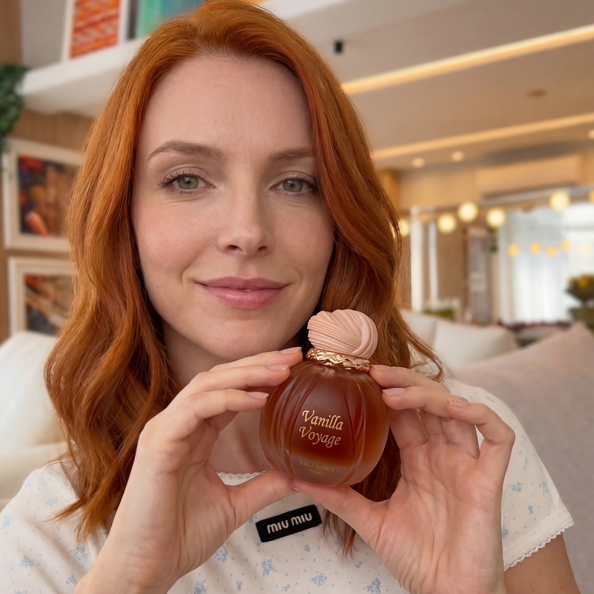 Perfume Maison Asrar Vanilla Voyage segurado por mulher em ambiente interno