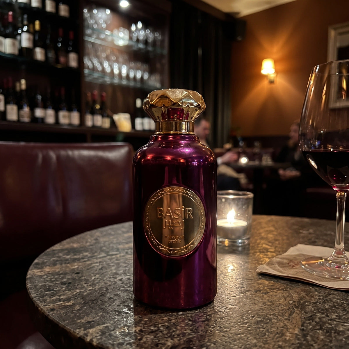 Mawwal Arabia Basir em restaurante com taça de vinho