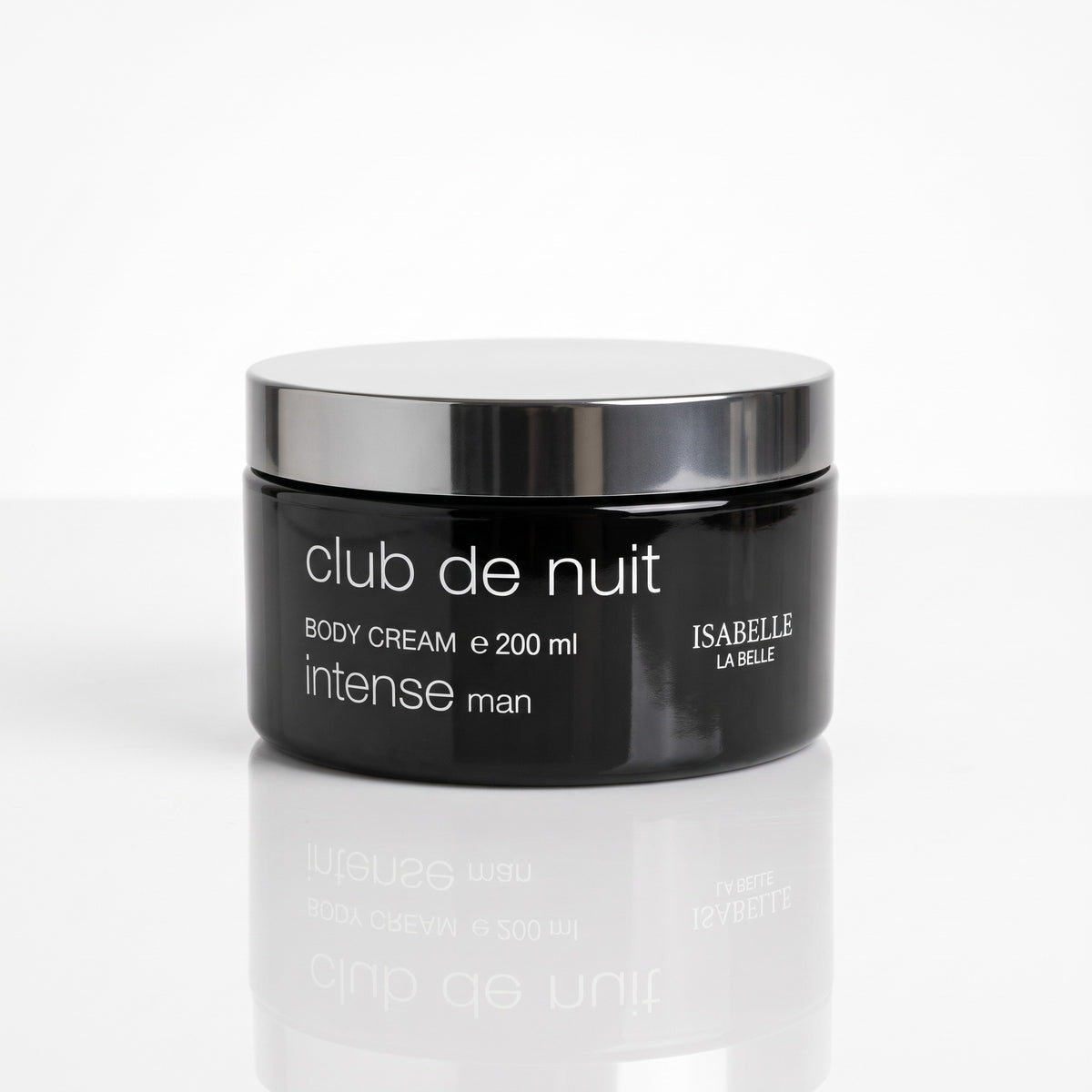 Pote preto da pasta hidratante corporal Club de Nuit Intense Man Isabelle La Belle com tampa prateada sobre fundo branco