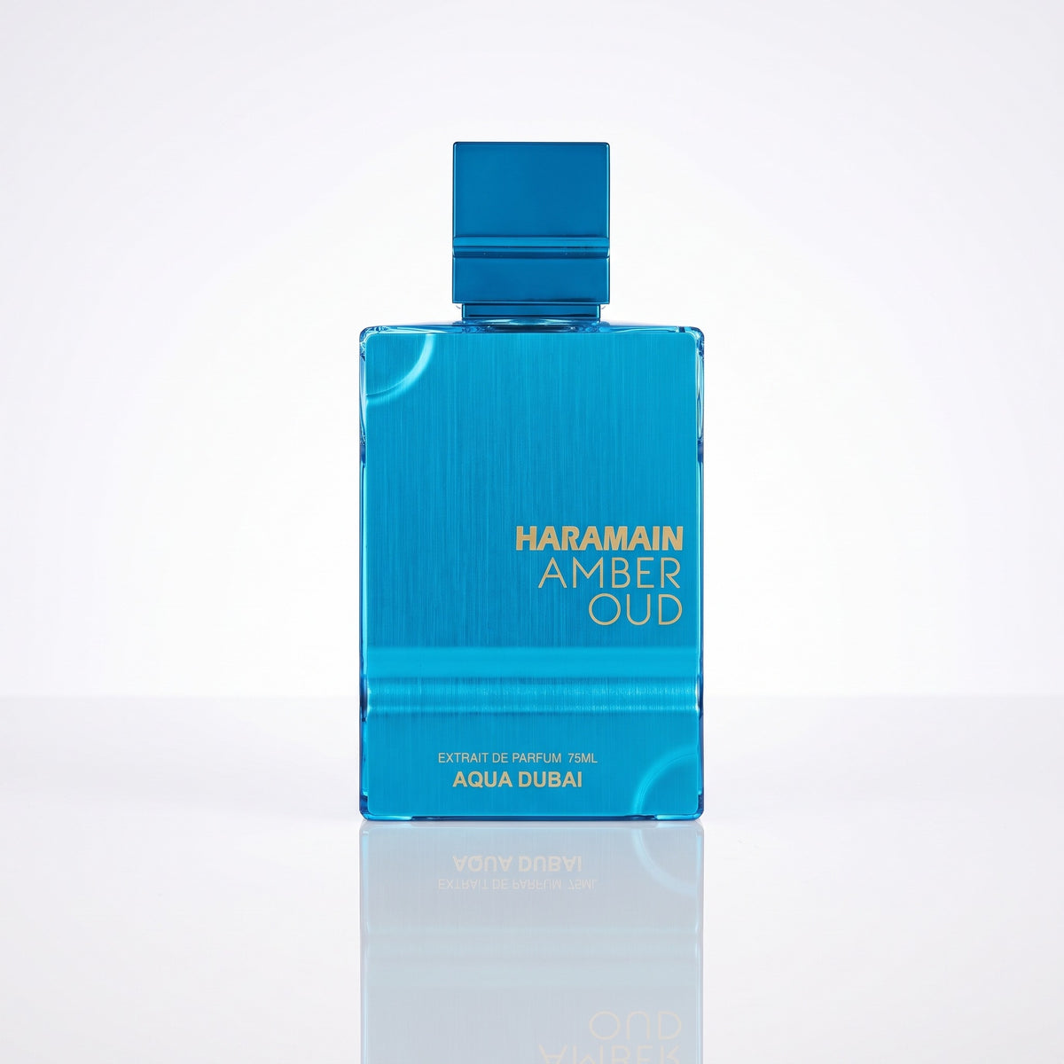 Frasco do perfume Al Haramain Amber Oud Aqua Dubai Extrait de Parfum Unissex sobre fundo branco