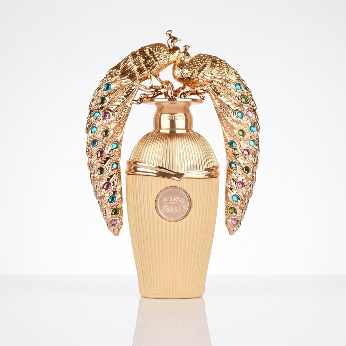 Perfume árabe Lattafa Afeef EDP unissex 100ml, frasco dourado com pavões sobre fundo branco