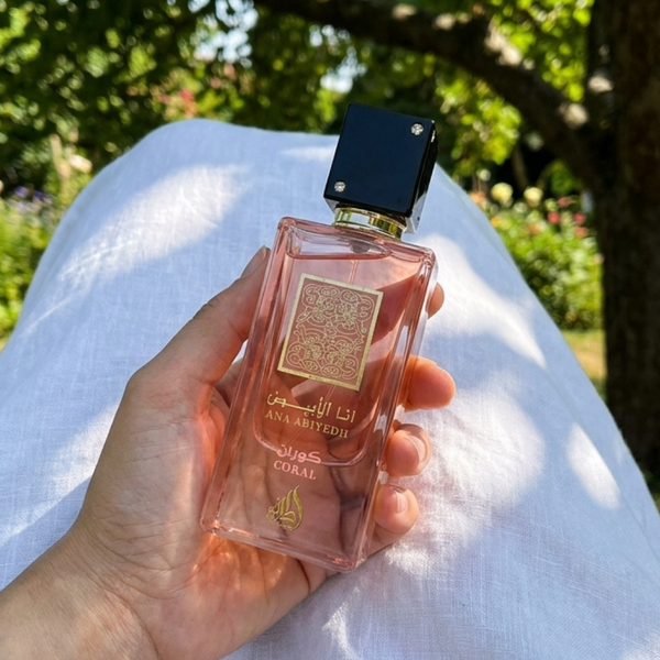 Perfume Lattafa Ana Abiyedh Coral EDP em foto lifestyle no jardim