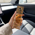 Perfume Lattafa Atheeri EDP feminino em foto lifestyle no carro