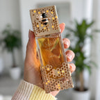 Perfume Lattafa Atheeri EDP feminino em foto lifestyle na mão