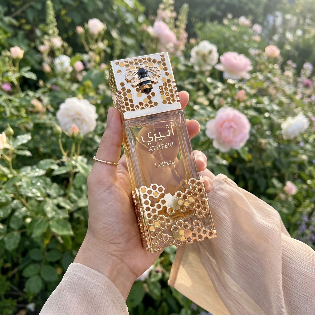 Perfume Lattafa Atheeri EDP feminino em foto lifestyle no jardim