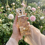 Perfume Lattafa Atheeri EDP feminino em foto lifestyle no jardim