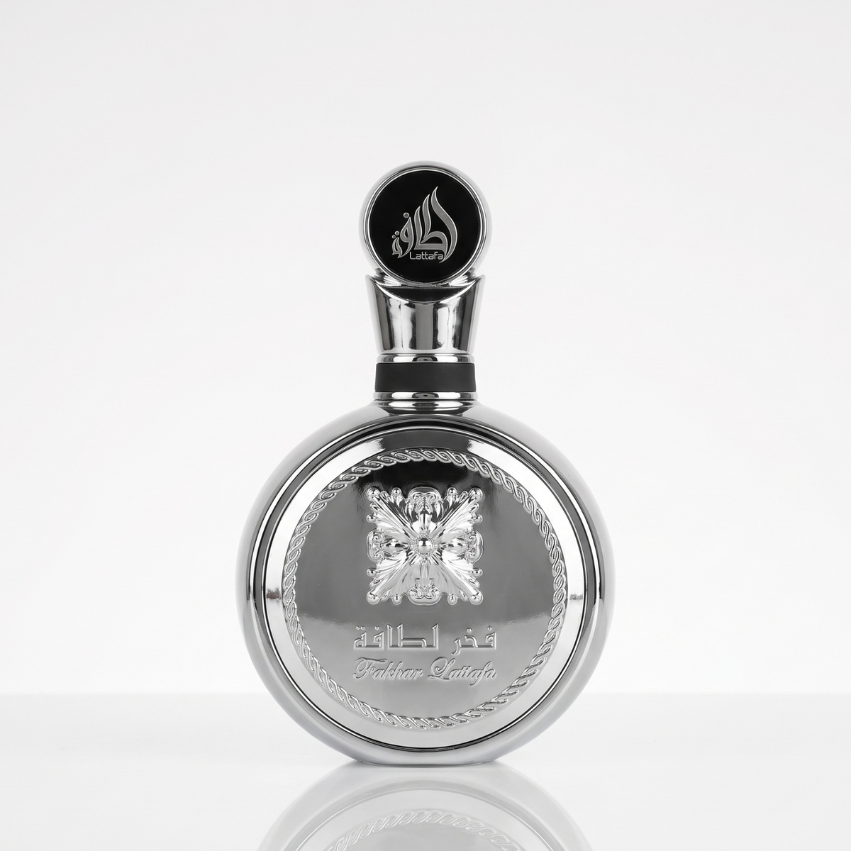Frasco do perfume árabe Lattafa Fakhar Platin EDP 100ml em fundo branco