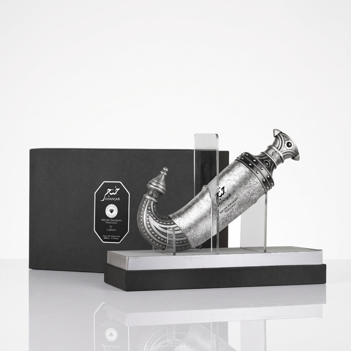 Perfume Khanjar Lattafa EDP masculino com caixa em fundo branco