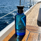 Perfume Maison Alhambra Jean Lowe Azure EDP em foto lifestyle em barco