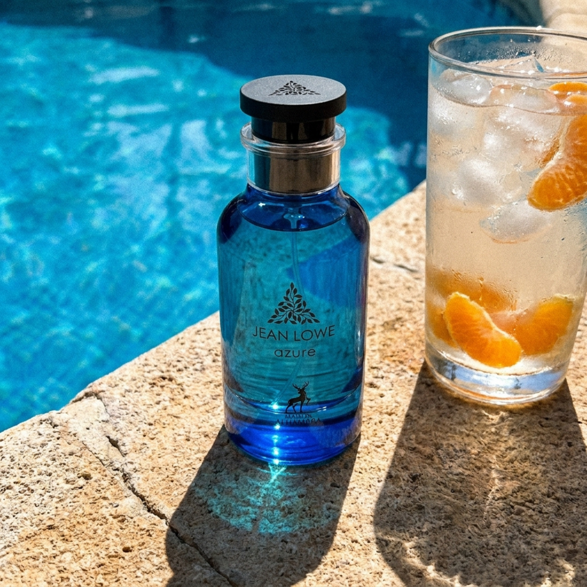 Perfume Maison Alhambra Jean Lowe Azure EDP em foto lifestyle à beira da piscina