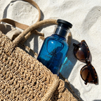 Perfume Maison Alhambra Jean Lowe Azure EDP em foto lifestyle na praia
