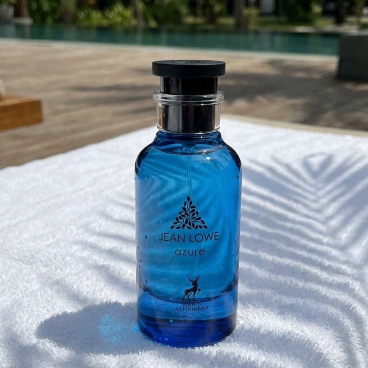 Perfume Maison Alhambra Jean Lowe Azure EDP em foto lifestyle de verão