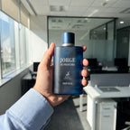 Perfume Maison Alhambra Jorge Di Profumo Deep Blue EDP masculino em foto lifestyle no escritório