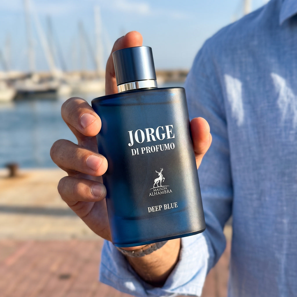 Perfume Maison Alhambra Jorge Di Profumo Deep Blue EDP masculino em foto lifestyle na marina