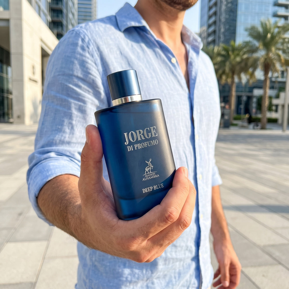 Perfume Maison Alhambra Jorge Di Profumo Deep Blue EDP masculino em foto lifestyle urbana