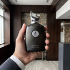 Perfume Maison Alhambra Perseus Exclusif EDP masculino em foto lifestyle executivo