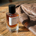 Perfume Paris Corner Rifaaqat EDP em foto lifestyle com jaqueta de couro