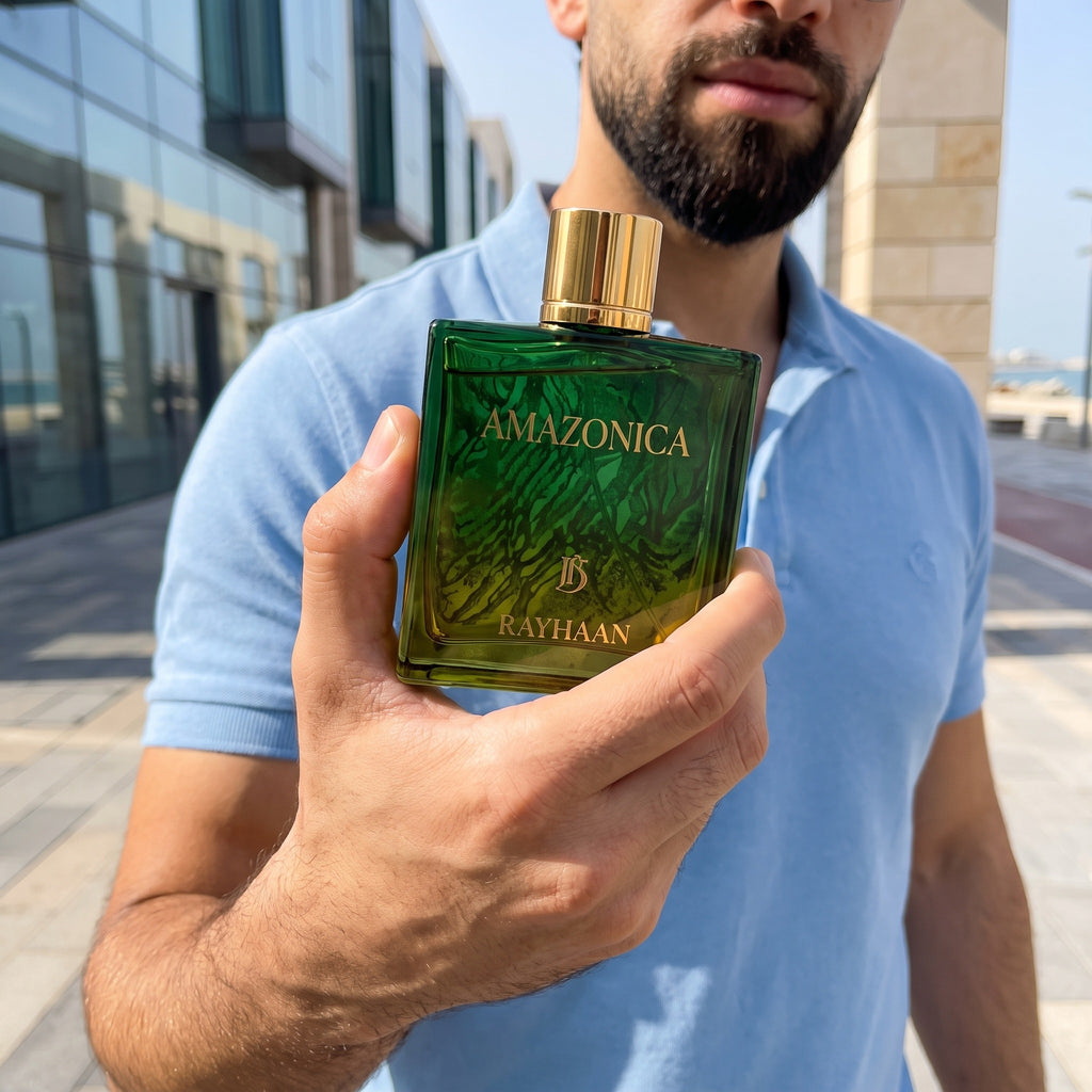 Perfume Rayhaan Amazonica EDP unissex em foto lifestyle urbana