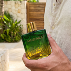 Perfume Rayhaan Amazonica EDP unissex em foto lifestyle de verão
