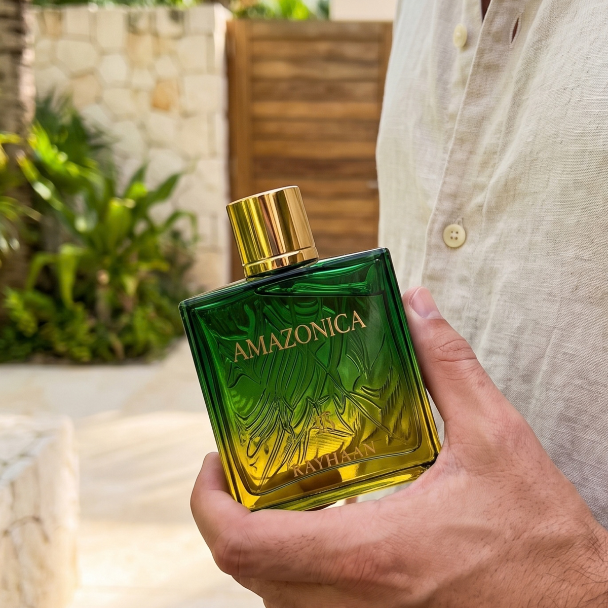 Perfume Rayhaan Amazonica EDP unissex em foto lifestyle de verão