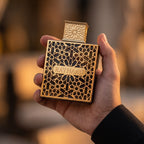 Perfume Rayhaan Elixir EDP masculino em foto lifestyle na mão